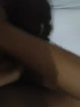 بنت سمرا هايجه بس عايزها تتناك مش عايزه تتصور