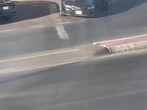 يادى الفضايح عريانه ملط فى الشارع و العسكرى بيحاول يمنعها و يبعدها ولا هى على بالها شكلها سكرانه شوف الشرموطة بتتحداه و بتعمل ايه ؟