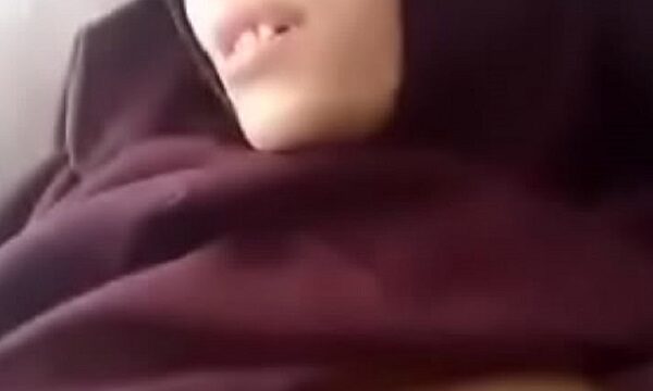 سكس نيك محجبة اسيوية لابسة نظارة ولعب في بزازها