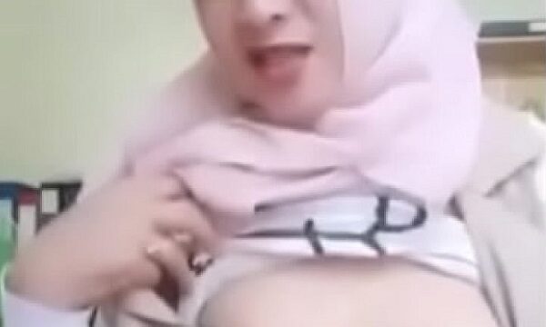 محجبة اندونيسية تعرض بزازها لايف سكس